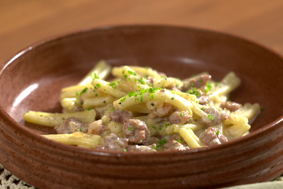 MACARRÃO COM LINGUIÇA E MASCARPONE CASEIRO