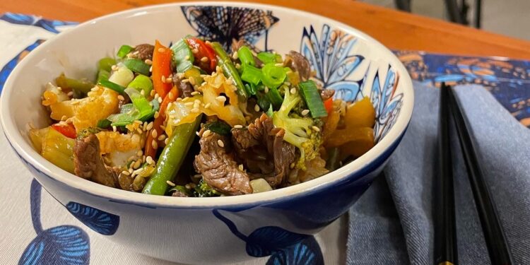 WOK SALTEADO DE LEGUMES E COGUMELOS COM SOBA/MACARRÃO DE ARROZ